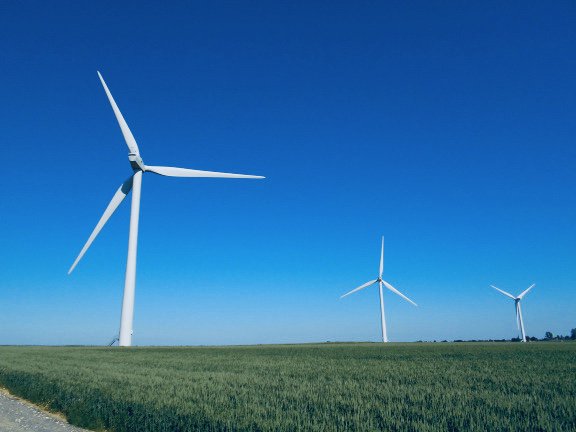 Wind turbines in fields, May 2017 - Photo credit S. BIGOT